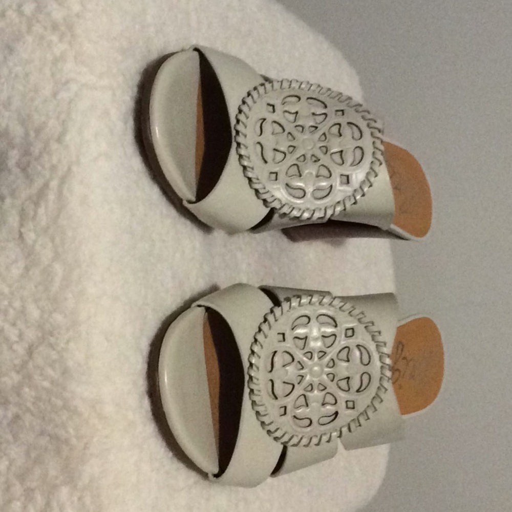 Brighton Romana Collection Ivory Sandal Size 7.